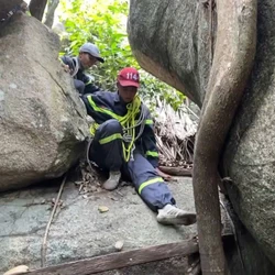 Trên 'nóc nhà' Nha Trang, đội cứu hộ bám vách đá tìm người leo núi mất tích