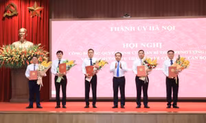 Hà Nội công bố, trao các quyết định về công tác cán bộ