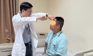 Đang đá bóng, thanh niên đột quỵ ngay trên sân