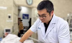 Bé trai 13 tuổi nguy cơ mù vĩnh viễn vì chơi pháo mua trên mạng