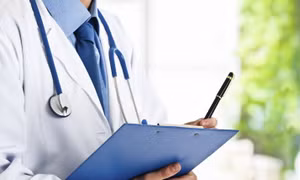 Một bác sĩ bệnh viện công bị cảnh cáo vì giới thiệu bệnh nhân ra phòng khám tư xét nghiệm