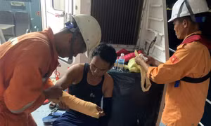 Cứu 30 ngư dân trên tàu cá bị cháy trên biển Nha Trang