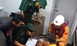 Thần tốc đưa ngư dân đột quỵ não trên biển về bờ
