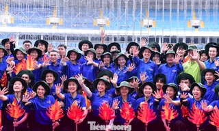 Khối diễu hành Thanh niên Việt Nam đội mưa luyện tập cho ngày đại lễ 2/9