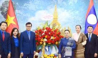 Bí thư thứ nhất T.Ư Đoàn Bùi Quang Huy chúc mừng Đại sứ quán Lào dịp 50 năm Quốc khánh