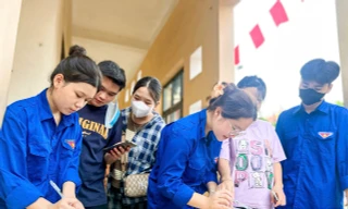 ‘Áo xanh’ hỗ trợ người dân nhận quà Tết Độc lập 2/9 