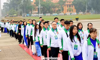 Đoàn đại biểu Đại hội Đoàn Thanh niên Chính phủ lần thứ I vào Lăng viếng Chủ tịch Hồ Chí Minh