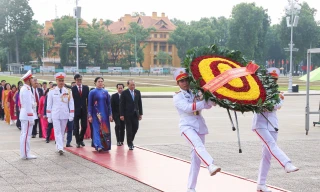Đoàn đại biểu dự Đại hội thi đua yêu nước Cơ quan Ủy ban Trung ương MTTQ Việt Nam báo công dâng Bác