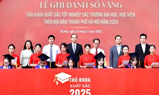 95 thủ khoa xuất sắc tốt nghiệp ở Hà Nội ghi danh bảng vàng