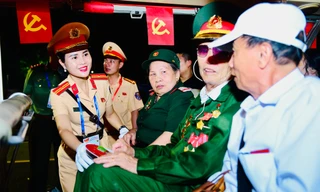 Thiếu tá Vũ Thị Thanh Nga ân cần trò chuyện, hỏi thăm các cựu chiến binh, người có công về dự lễ. Ảnh: Xuân Tùng