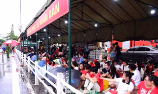 Thu xếp nơi tránh nắng mưa, phục vụ bánh mì, nước uống cho nhân dân xem diễu binh, diễu hành