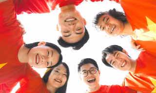 Đại biểu Tàu thanh niên Đông Nam Á - Nhật Bản rạng rỡ sắc áo cờ đỏ sao vàng