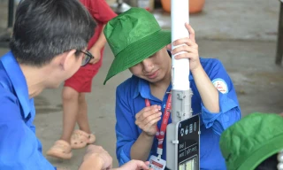 Chiến sĩ Mùa hè Xanh biến lốp cũ thành sân chơi, thắp ánh điện năng lượng mặt trời