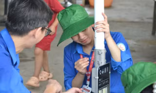 Chiến sĩ Mùa hè Xanh biến lốp cũ thành sân chơi, thắp ánh điện năng lượng mặt trời