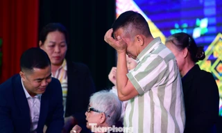 Giọt nước mắt vỡ òa ngày đoàn tụ nơi trại giam