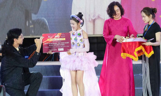 Rapper Đen gây xúc động với hành động dễ thương trước các tài năng nhí