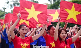 Chị Phạm Thị Bích Huệ phát biểu ý kiến tại phiên đối thoại. Ảnh: P.Linh