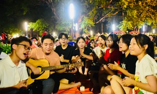 Vang tiếng ghita của các bạn trẻ hòa chung khí thế chờ xem diễu binh, diễu hành A80