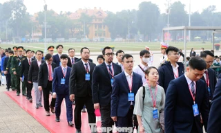 Đoàn đại biểu Đại hội Thầy thuốc trẻ Việt Nam toàn quốc lần thứ V báo công dâng Bác