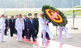Đoàn đại biểu Đảng bộ MTTQ, các đoàn thể Trung ương vào Lăng viếng Chủ tịch Hồ Chí Minh
