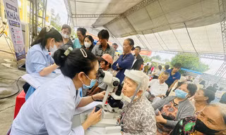 Thầy thuốc trẻ khám sức khỏe miễn phí cho hàng nghìn người dân
