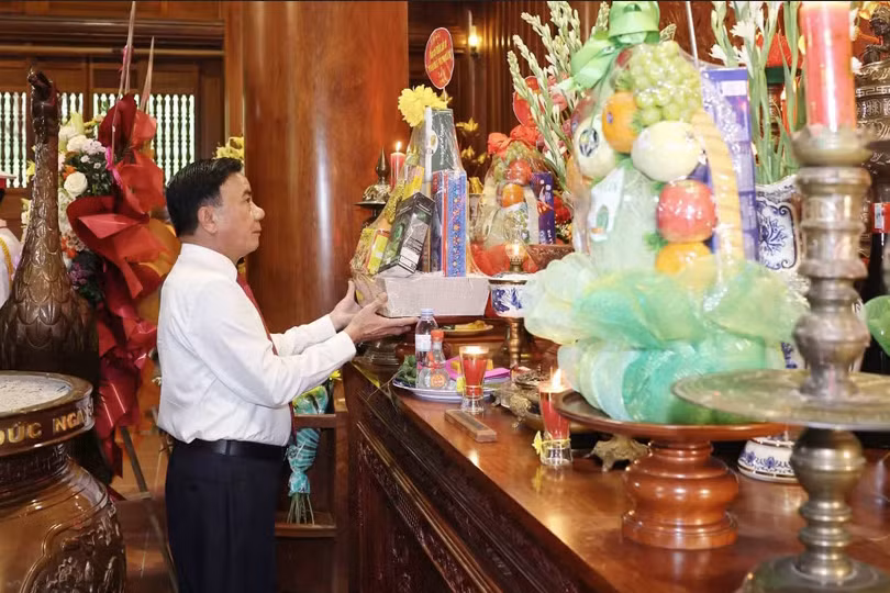 Thường trực Ban Bí thư dâng hương tưởng niệm Chủ tịch Hồ Chí Minh tại Nghệ An 