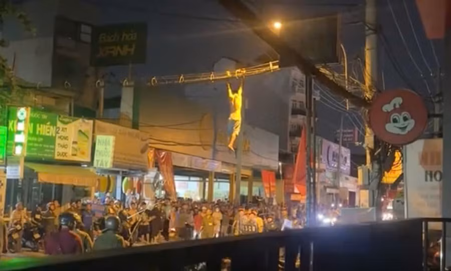 Người đàn ông đu dây điện, leo mái nhà, phá tài sản gây náo loạn đường phố