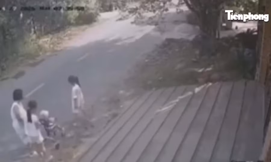 [Clip]: Ô tô tông văng người phụ nữ đi bộ cùng 3 trẻ nhỏ ở TPHCM