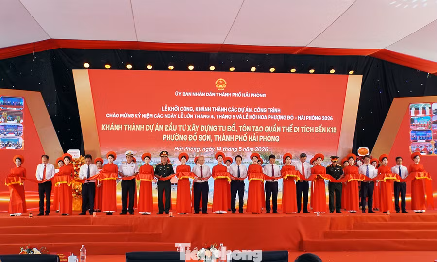 Phó Thủ tướng Lê Tiến Châu và các đại biểu bấm nút khánh thành quần thể di tích Bến K15, phường Đồ Sơn.