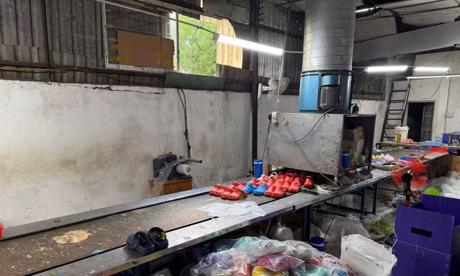 Đột kích xưởng sản xuất, buôn bán dép giả các thương hiệu nổi tiếng quy mô lớn
