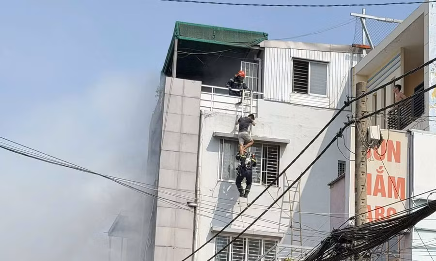 CLIP: Cứu hộ đu thang dây giải cứu nạn nhân vụ cháy nhà ở TPHCM
