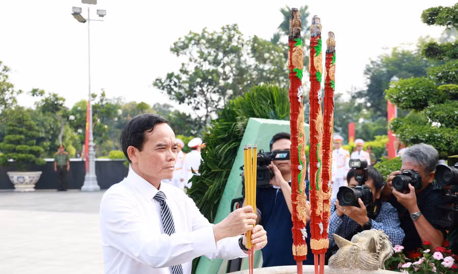 Lãnh đạo TPHCM dâng hương tưởng niệm, tri ân Anh hùng liệt sĩ