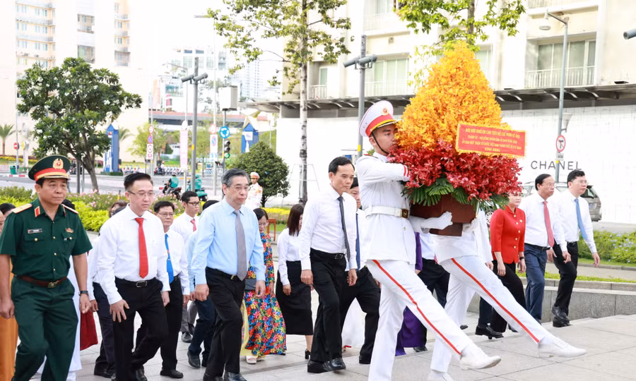 Lãnh đạo TPHCM dâng hoa Chủ tịch Hồ Chí Minh 
