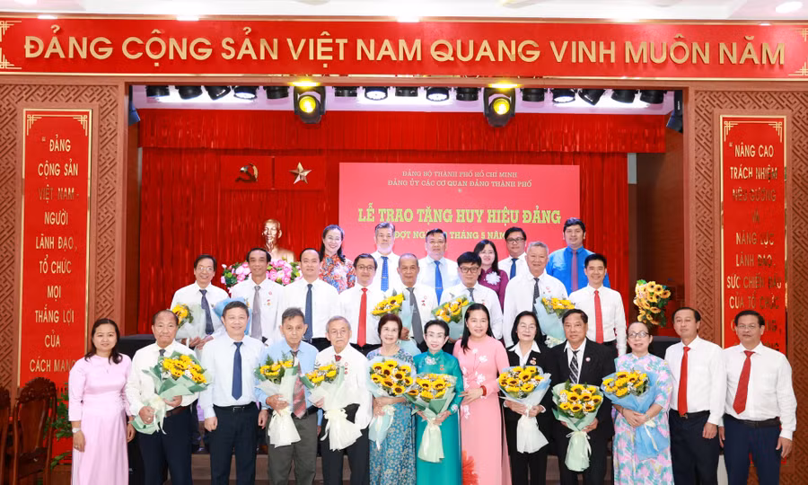 13 đảng viên vinh dự nhận Huy hiệu Đảng