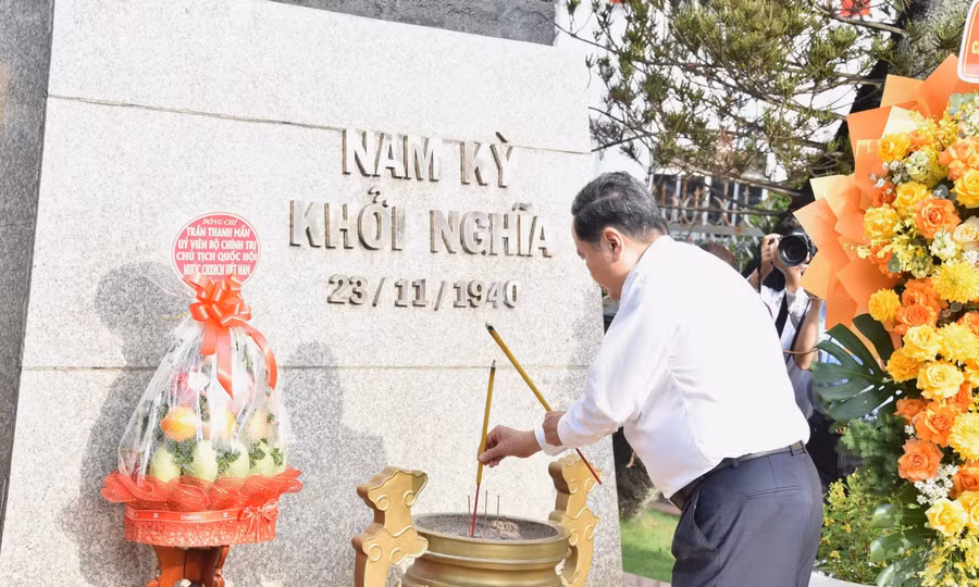 Chủ tịch Quốc hội dâng hương tại Di tích Địa điểm Dinh quận Hóc Môn
