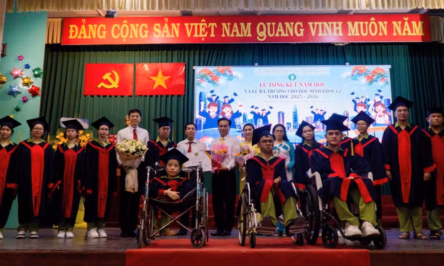Lễ trưởng thành của những học trò khuyết tật 