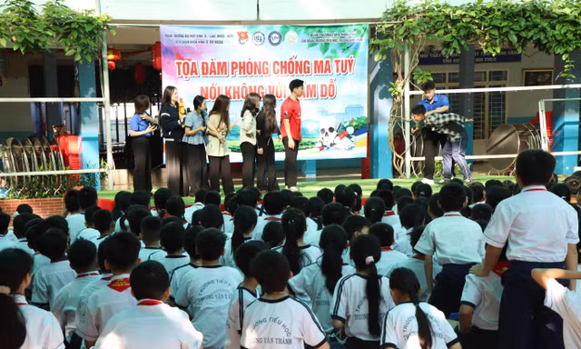 Tiểu phẩm “Bí mật bãi đất trống” được các em học sinh hưởng ứng nhiệt tình.