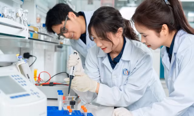 Sinh viên Đại học Phenikaa trong một giờ học về khoa học.