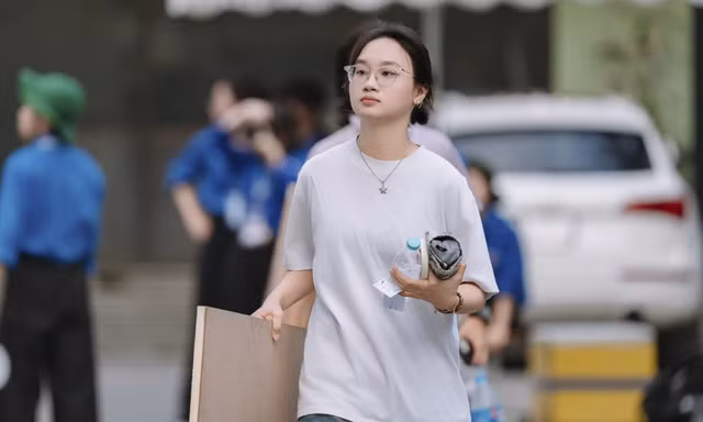 Hơn 4.000 thí sinh đổ về trường ĐH Kiến trúc Hà Nội tham dự kỳ thi năng khiếu 