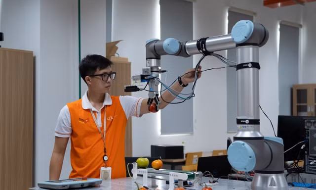 Sinh viên Trường Đại học Việt Đức thực hành trong phòng thí nghiệm hiện đại.