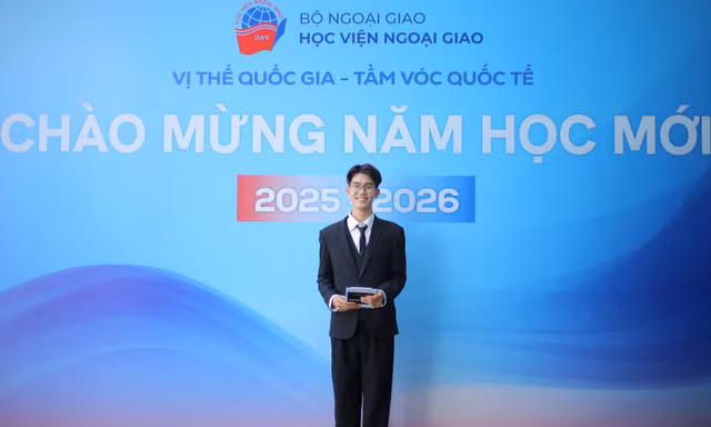 Từ cậu bé nông thôn đến bản lĩnh MC song ngữ tại Học viện Ngoại giao