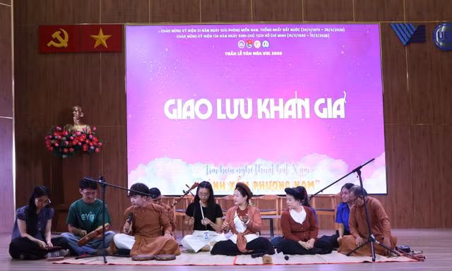 Sinh viên TP. HCM tìm hiểu nghệ thuật hát xẩm