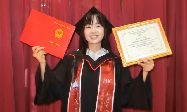 Cô gái người Mường đầu tiên trong bản tốt nghiệp đại học: Mong trở về tiếp sức trẻ em vùng cao