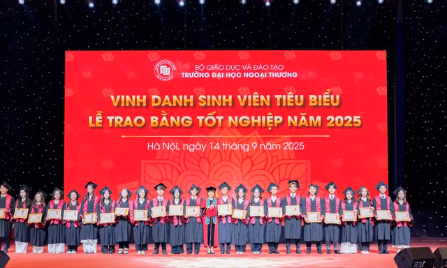 Trường Đại học Ngoại thương tổ chức lễ trao bằng đợt 2 năm 2025 cho hơn 2.000 sinh viên khóa 60 và các khóa bổ sung