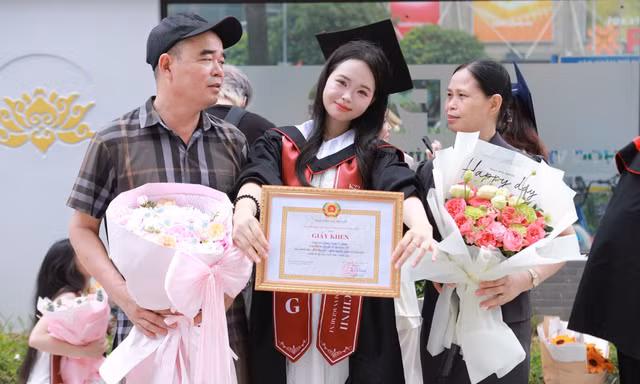 Kiều Chinh chụp ảnh cùng gia đình trong ngày tốt nghiệp.