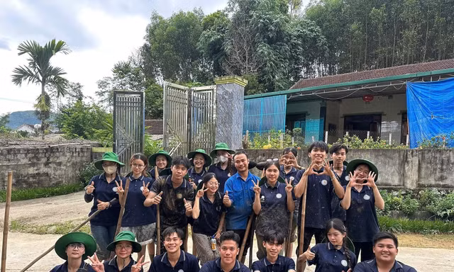 Tuổi trẻ Trường Đại học Vinh hỗ trợ người dân vượt qua bão Wipha