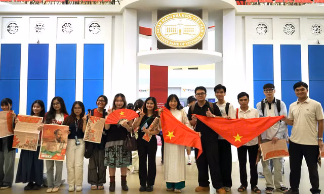 Sinh viên hào hứng trải nghiệm tại triển lãm 'Thành tựu đất nước'