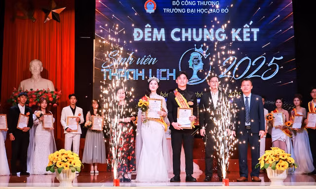 Bùng nổ đêm Chung kết “Sinh viên thanh lịch năm 2025” Trường Đại học Sao Đỏ