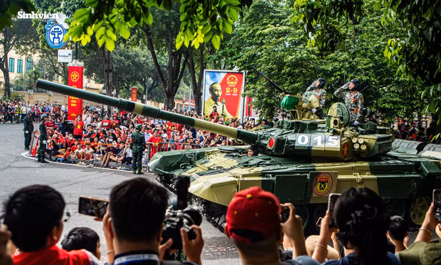 Hào hùng khoảnh khắc dàn xe tăng, tên lửa 'đi giữa vòng tay nhân dân' trong Đại lễ Quốc khánh