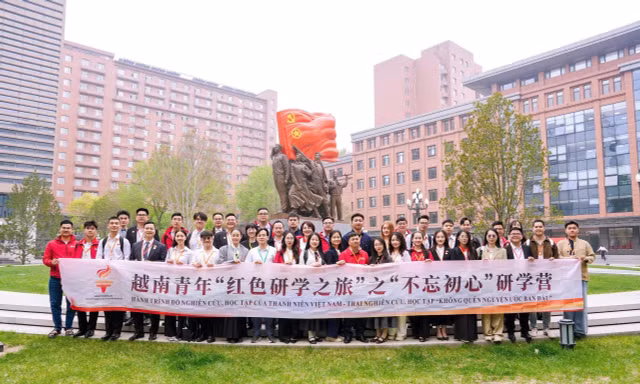 Sinh viên Việt Nam tham gia ‘Hành trình đỏ’ tại Trung Quốc: Những bước chân tuổi trẻ ‘vượt biên giới’
